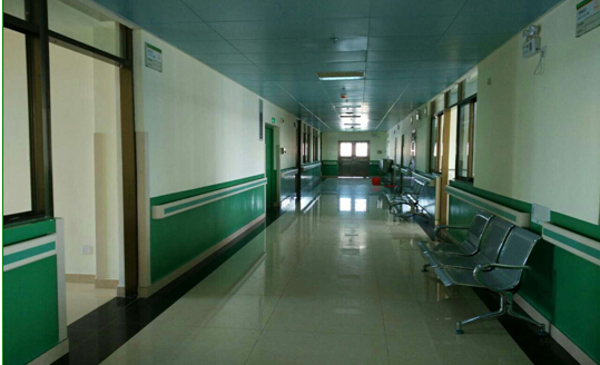 宽敞明亮的病房走道