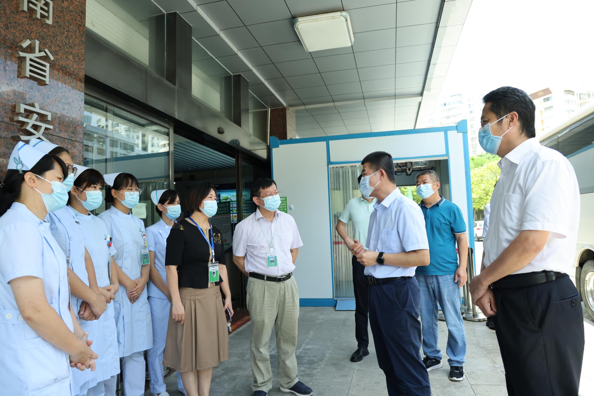 海口市领导莅临省安宁医院慰问 支援核酸采样人员