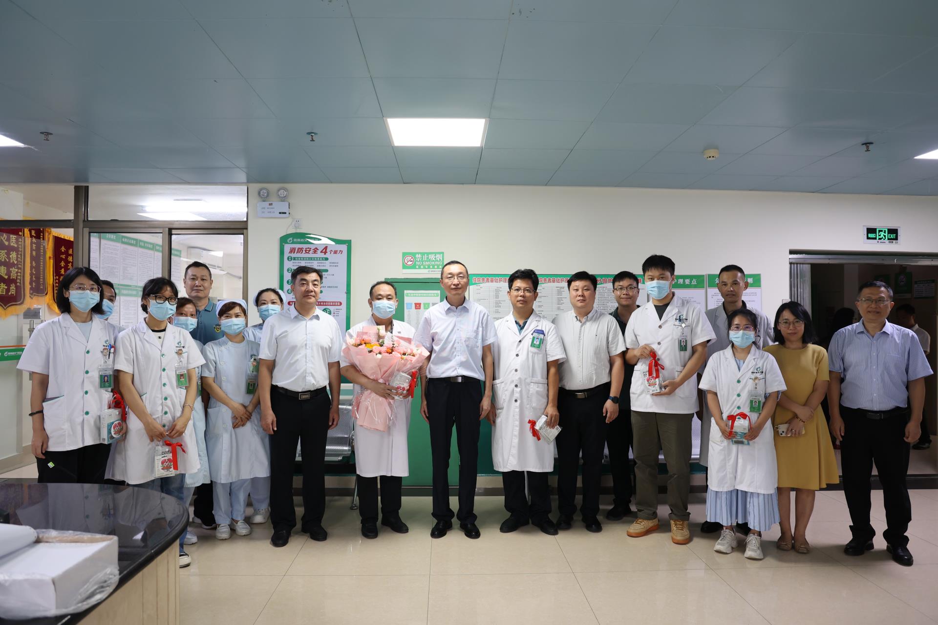 领导关怀暖医心 共同庆祝医师节 海南省卫生健康委领导慰问情色小说
医务人员