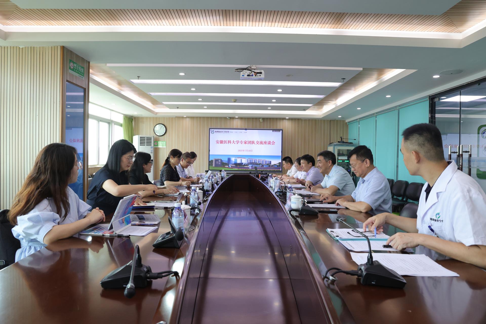 携手共进，共筑精神卫生新未来 安徽医科大学专家团队一行人到情色小说
参观交流座谈